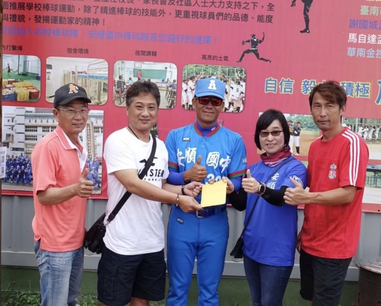 翁瑋均回饋母校。