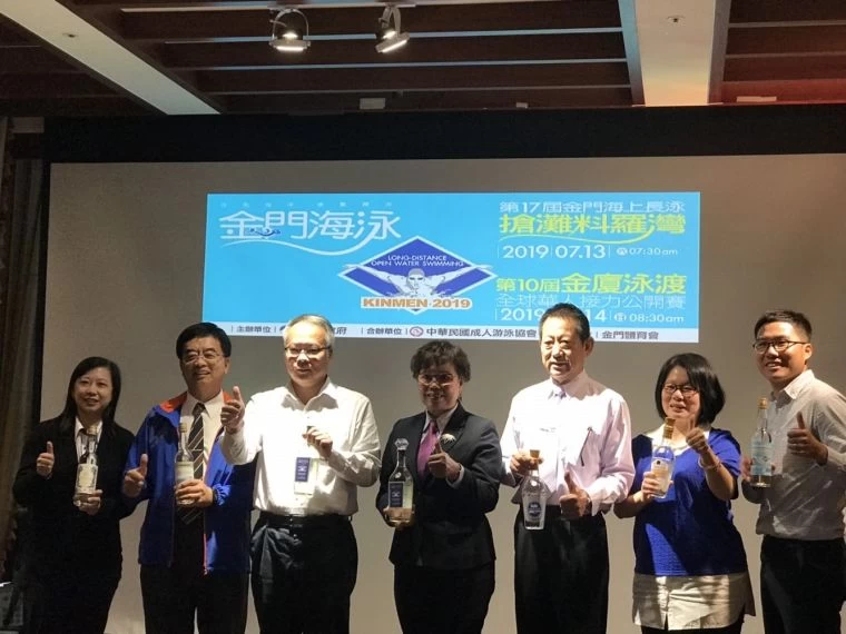 金門海上長泳搶灘料羅灣今(6日)舉行媒體餐會,邀請金門酒廠葉如茵經理(左起)、維他露基金會侯至祥執行長、金門縣政府教育處羅德水處長中華民國成人游泳協會曾麗卿總會長、金門體育會許換生副理事長、金門體育會許換生副理事長、金門縣教育處王麗娟科長、金門縣教育處李松晏科員站台。主辦單位提供