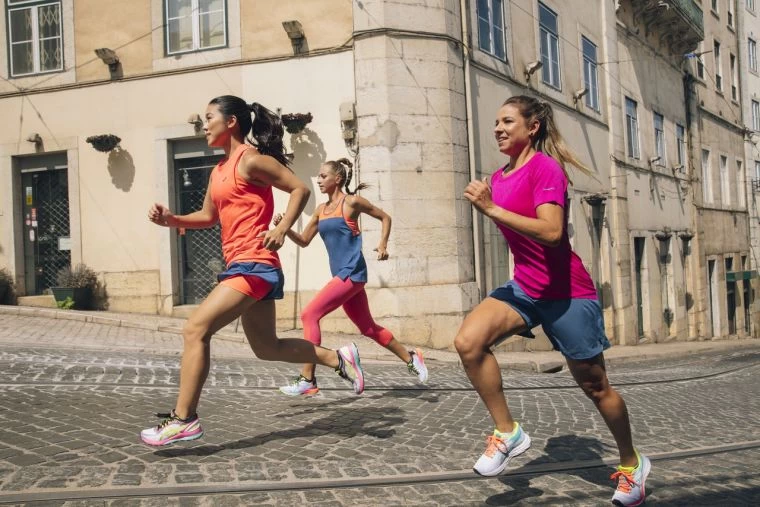 ASICS「輕炫系列」跑鞋同時兼具簡約外形和疾速性能。
