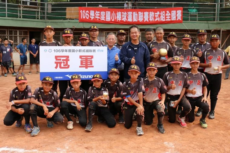 高雄市中正國小棒球隊於106學年度國小棒聯軟式組奪冠。大會提供