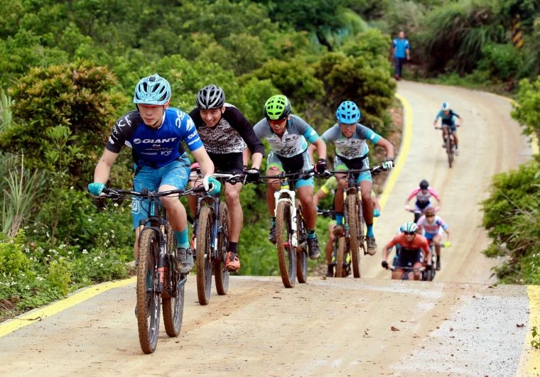 亞運銀牌江勝山(前)六連霸。中華民國自由車協會/提供。