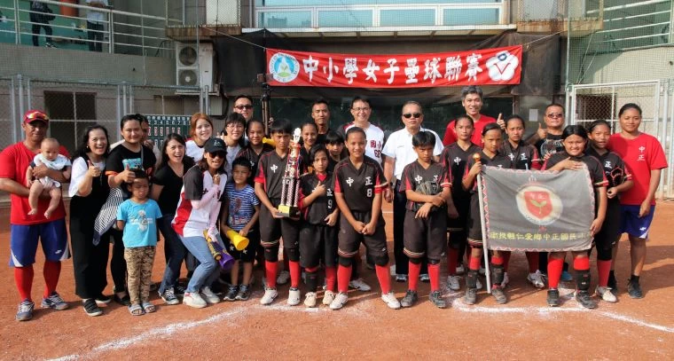 投縣中正奪得107學年度小學女子壘球聯賽甲級冠軍,賽後球隊與家人興奮合影留念。高中體總提供