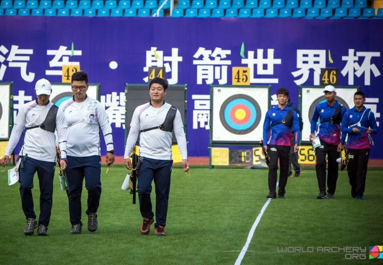 中華隊湯智鈞(後排右起)、魏均珩和鄧宇成打敗南韓(前)。取自/世界射箭總會官網。