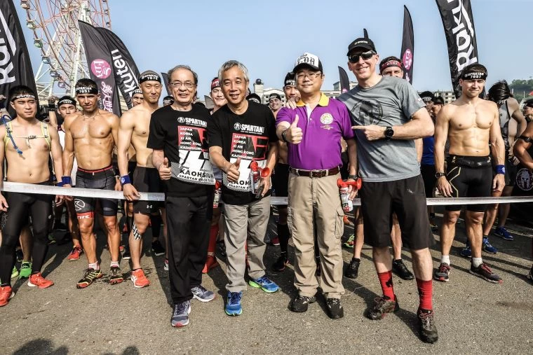 高雄市副市長洪東煒(左一)領隊鳴槍。大會提供