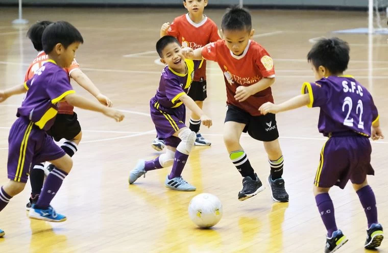 今(13)日邀請連續參與9年從不缺席的寶仁幼兒園(紅衣)以及松山足球俱樂部(紫衣)進行表演賽,孩子們也展現熱情活力來迎接週末的賽事。大會提供