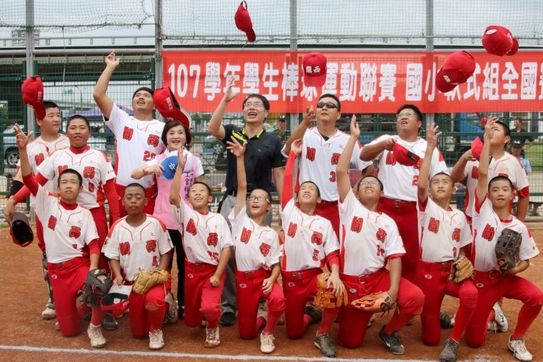 竹縣關西奪冠拋帽慶祝。大會提供