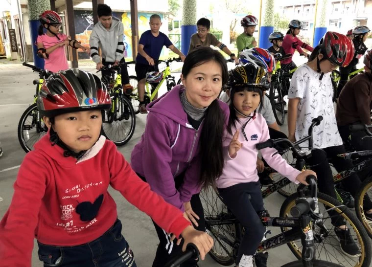 全運自由車女子公路賽金牌陳姿吟(前排左二)成為教練女兒(前排左三)的教練。宜蘭縣自由車運動協會/提供。