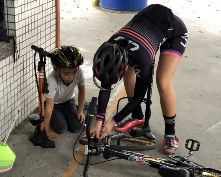 陳姿吟(右)耐心指導三民國小BMX越野車社團小朋友。宜蘭縣自由車運動協會/提供