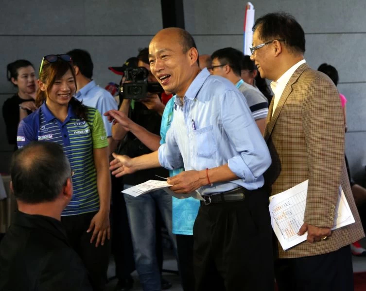 高雄市長韓國瑜(右二)為高雄戰將黃亭茵(左)加油。中華民國自由車協會/提供。