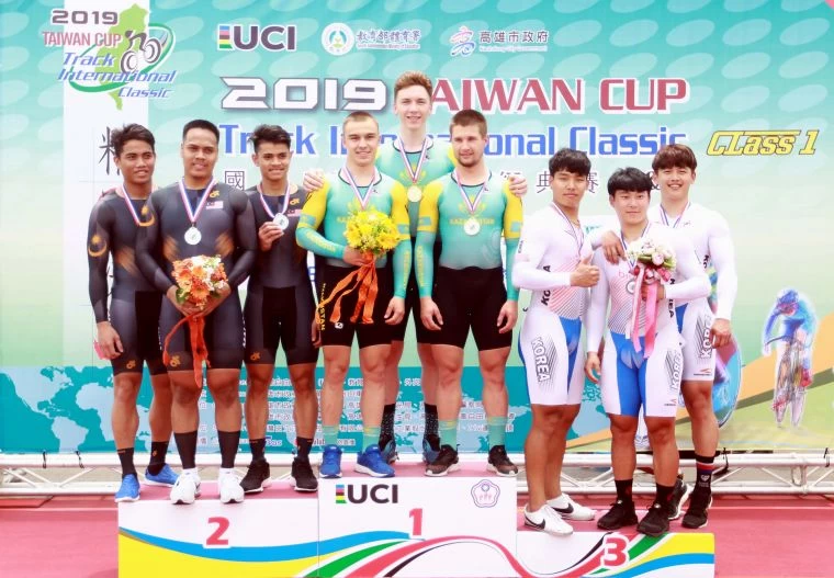 哈薩克波諾馬里耶夫(左四)和隊友聯手奪得2019台灣盃國際自由車場地經典賽菁英男團隊競速賽金牌。中華民國自由車協會／提供。