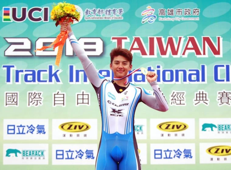 康世峰打敗亞洲自由車場地賽金牌哈薩克波諾馬里耶夫，勇奪菁英男爭先賽金牌。中華民國自由車協會／提供。