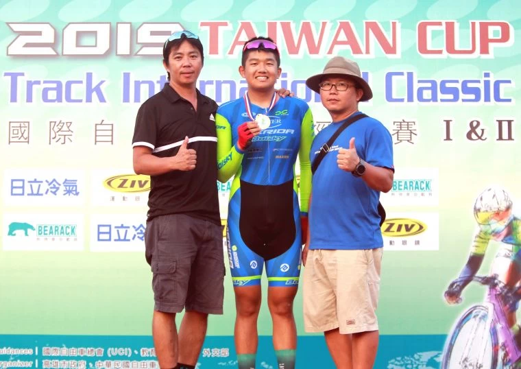 台北市隊李廷威在青男節奏搶分賽封王後和教練合影。中華民國自由車協會/提供。