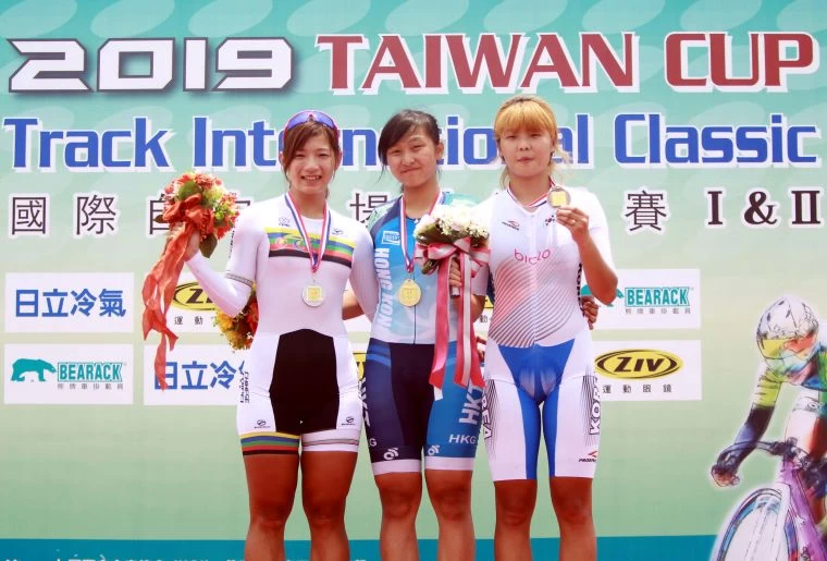 黃亭茵(左)在2019台灣盃國際自由車場地經典賽第二站集體出發賽得銀。中華民國自由車協會/提供。