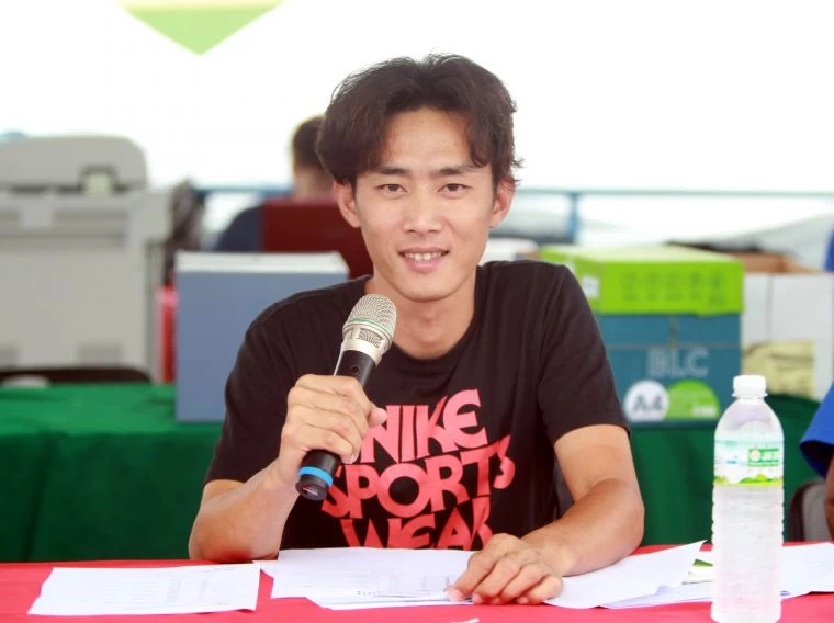 前自由車國手黃信華擔任108年全國少年自由車場地錦標賽競賽播報。中華民國自由車協會／提供。