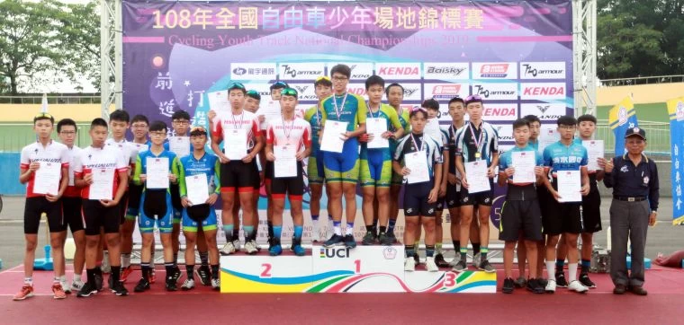 男少15歲組4公里團隊追逐賽，高雄市申騰美利達隊林鉉倫／李靖昌／宋博鎮／陳品榕(中)破大會並奪金。中華民國自由車協會／提供。