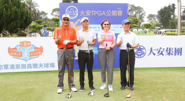 配對賽開球儀式TPGA理事長謝錦昇(左起).大安集團總經理顧長城.PGTI菲巡總經理柯蘿.空軍清泉崗高爾夫球場總經理王宿農.。鍾豐榮攝影