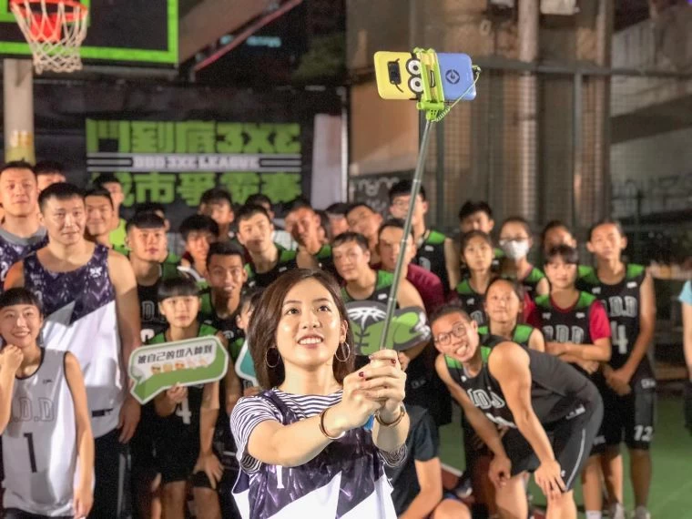 台北市府副發言人「學姐」黃瀞瑩展現極具親和力,為「SYM鬥到底城市爭霸賽」雙北球友加油打氣。大會提供