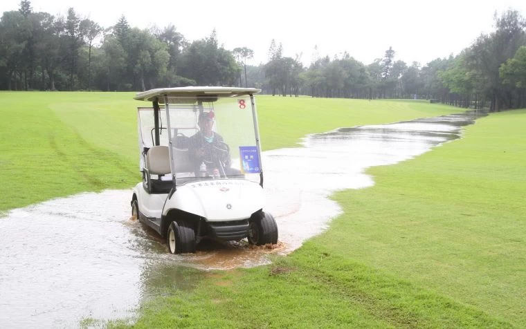 第一回合空軍清泉崗球場上午大雨場地積水暫停比賽。鍾豐榮攝影