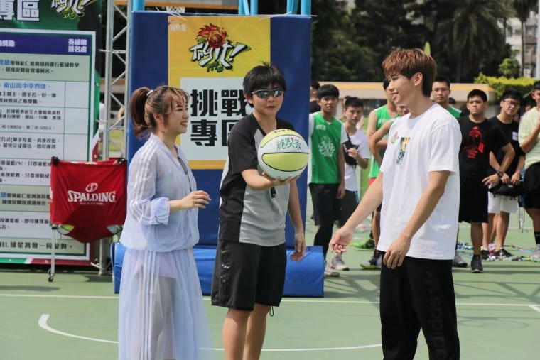 這群人茵聲、尼克共同為表演賽進行開球。大會提供