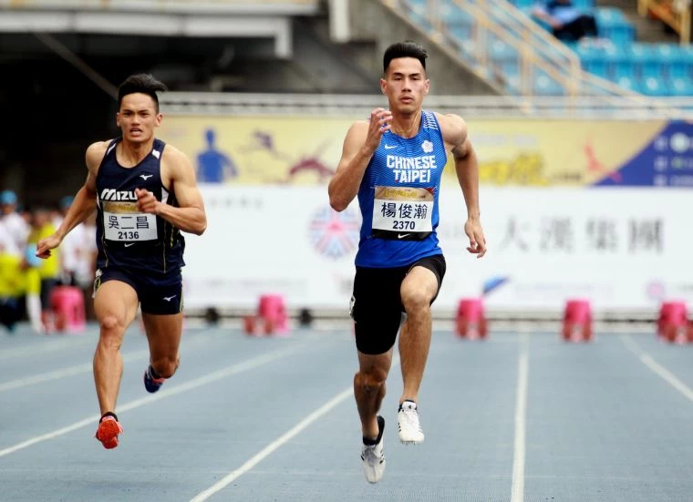 2019臺灣國際田徑公開賽,楊俊瀚(右)預賽10秒21分組第一晉級決賽。林嘉欣/攝影。