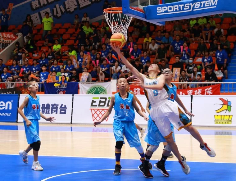 五股張又仁底線切入反鉤。大會提供