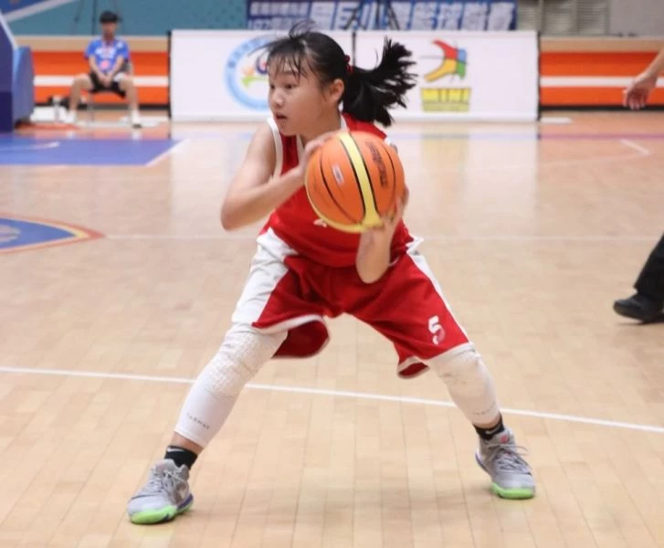 立仁雙胞胎妹妹黃少彤拿7分。大會提供