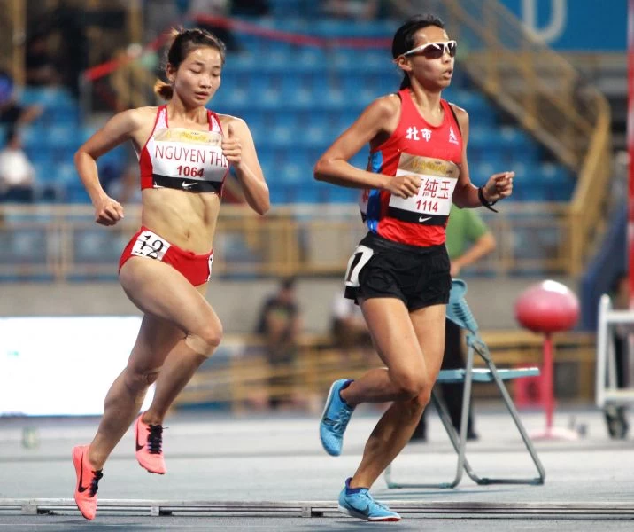 女子五千公尺，曹純玉(前)奪銀。林嘉欣／攝影。