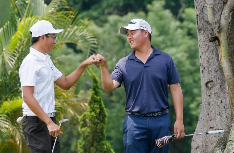 陳裔東(-4)(左),與同組的莊達鴻(-4)在第14洞落點相近,先後抓鳥成功擊拳慶賀。葉勇宏攝影