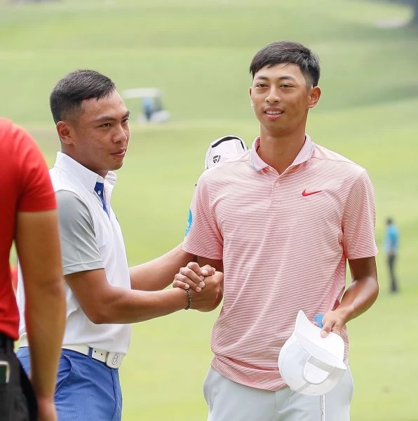 王偉軒(-6)奪職業生涯首冠後同組的哥哥王偉祥與其握手慶賀。葉勇宏攝影