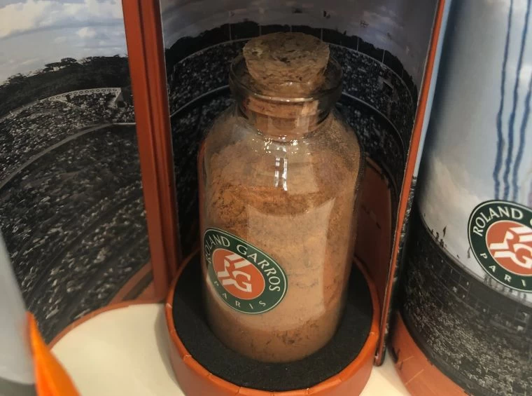 法網紅土紀念商品出售。蕭玉鳳攝