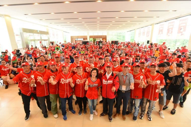 現場吸引近千位龍迷報名參加,一起回家,本次活動更號召球迷頭戴紅帽出席,讓現場形成一片紅海,正式宣告龍魂再起、再出發!