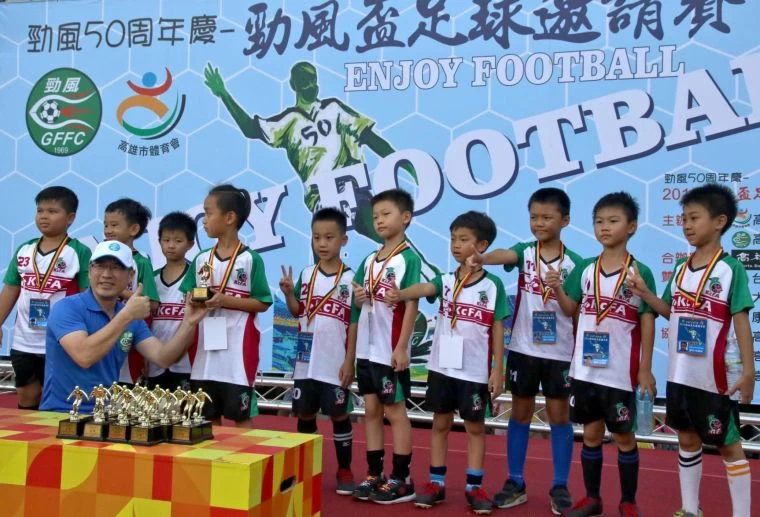 高雄市政府運動發展局局長程紹同（左2）為獲獎幼兒足球小將頒獎。高雄市府運動發展局提供
