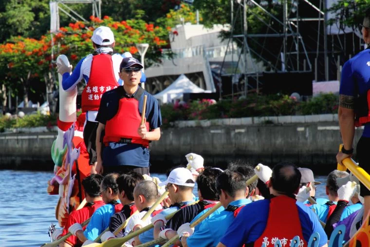 高雄市政府局處首長組成首長隊,市長韓國瑜擔任鼓手,今天下午在愛河展開練習。高雄市政府運發局提供