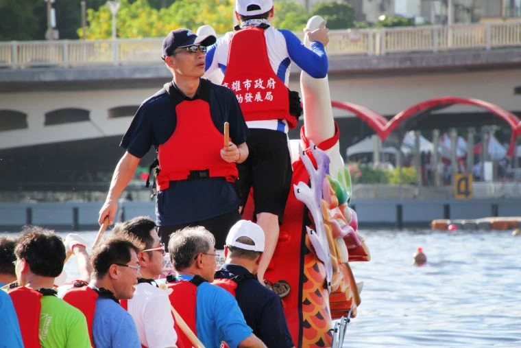 市長韓國瑜擔任鼓手,擊鼓領航率領市府局處首長組成首長隊。高雄市政府運發局提供