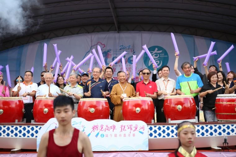 2019高雄愛河端午龍舟嘉年華,今(7)日傍晚在震耳的擊鼓聲中盛大開幕。高雄市運動發展局提供