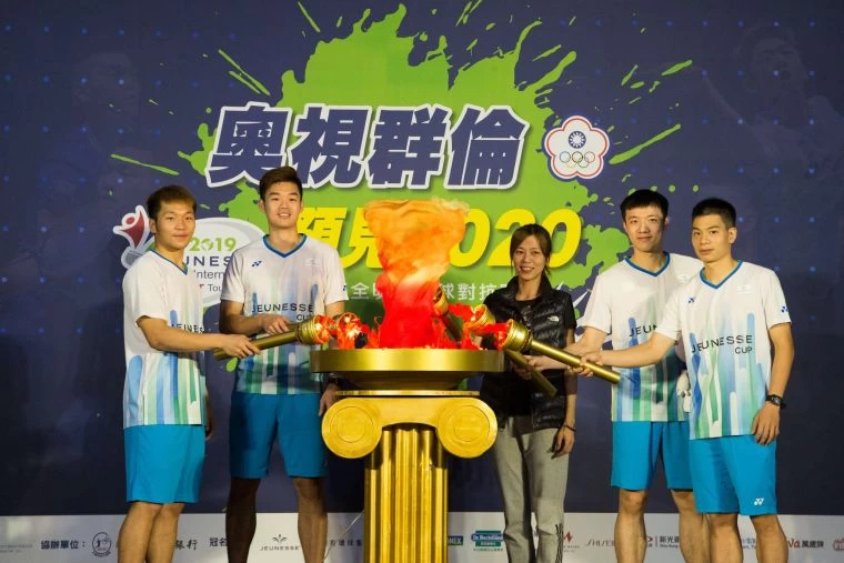 體壇前輩陳詩欣傳遞聖火給四位台灣好手,象徵勝利桂冠的交接。海碩整合行銷提供