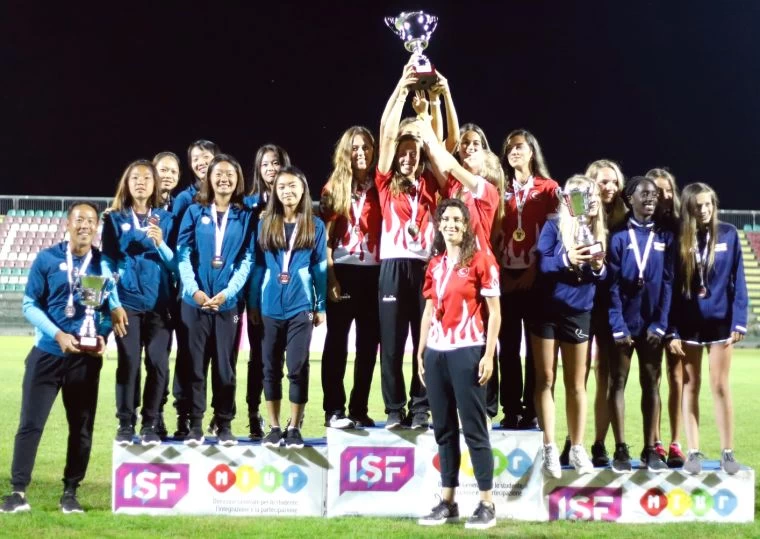 中華女子網球隊(左)勇奪2019年世界中學生網球錦標賽亞軍。高中體總/提供。