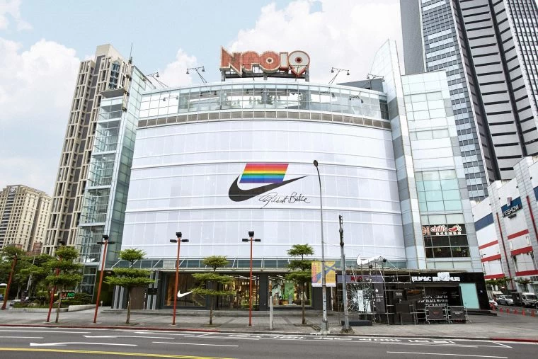 NIKE NEO19 品牌體驗店外牆巨幅 BETRUE 標誌宣言。NIKE提供