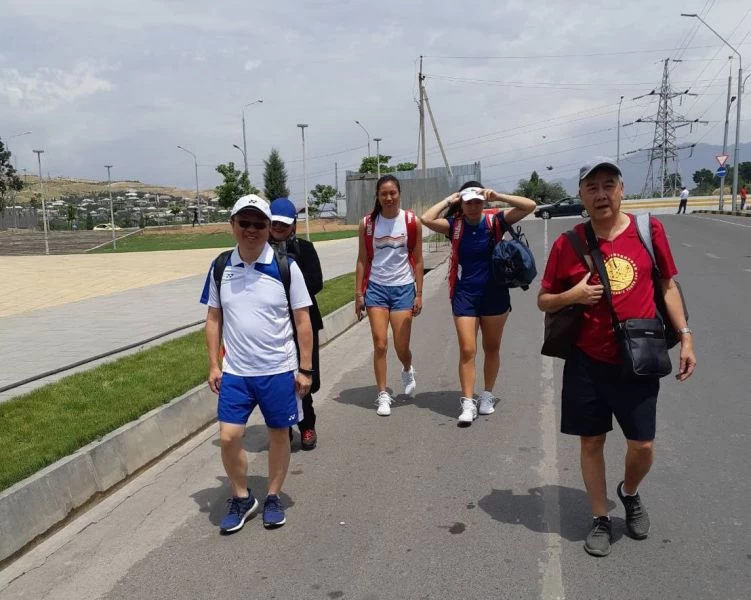 詹家姊妹和領隊楊蔚萌(左)、基金會執行長張約翰一早走了快二十分鐘才到球場。四維體育推廣教育基金會提供