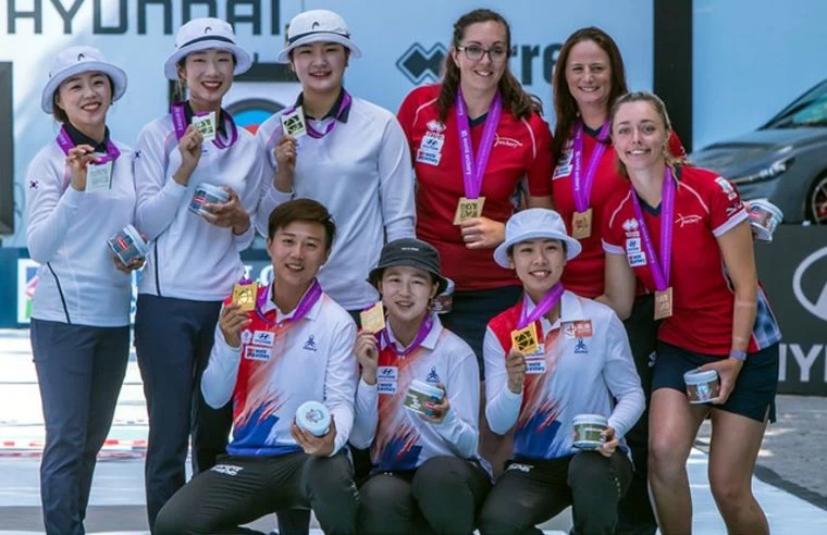 中華隊(中)打敗射箭霸主南韓(左),首度勇奪世界射箭錦標賽女子反曲弓團體金牌。取自/世界射箭總會官網。