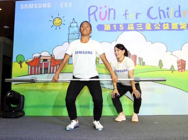 郭婞淳(後)指導陳享瑜。林嘉欣/攝影。