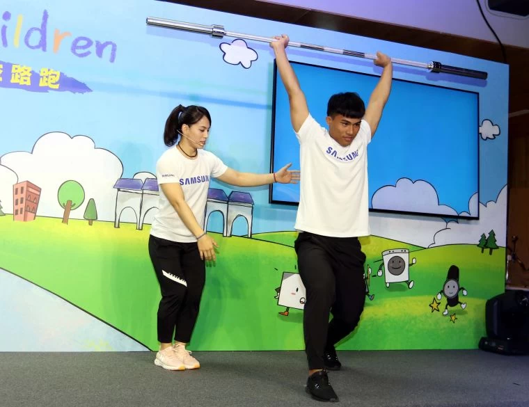 郭婞淳(後)指導陳享瑜。林嘉欣/攝影。
