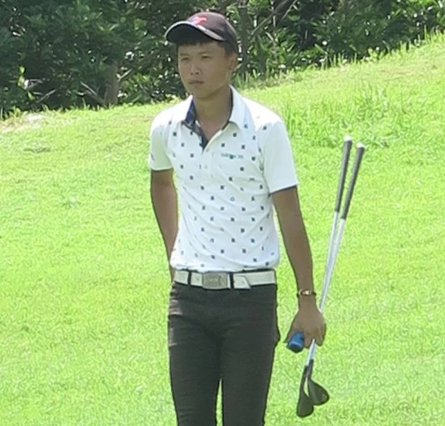 19歲、國立體育大學一年生徐嘉哲,繼昨天打出71桿單獨領先後,今天更出色,打出69桿(-3),以兩回合總桿140桿(-4)贏得業餘組冠軍。