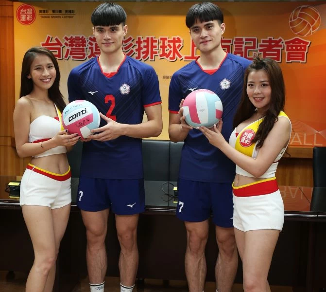 劉鴻敏(右二)劉鴻杰共同宣導台灣運彩。李天助攝