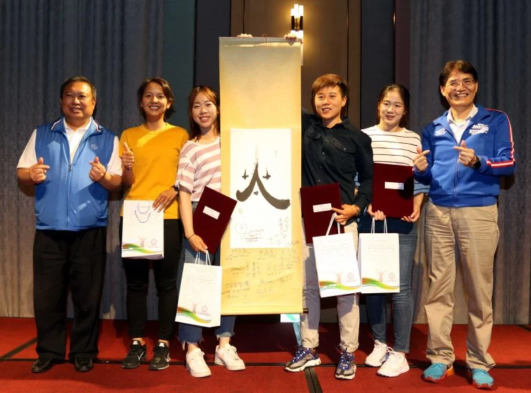 中華奧會主席林鴻道(左)、體育署長高俊雄(右)勉勵中華女子反曲弓隊再締佳績。林嘉欣/攝影。