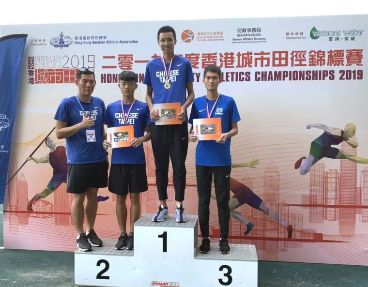 中華隊傅兆玄(中)、鄭詠仁和張昭翔包下香港城市田徑錦標賽青男跳高前三名,左為教練陳鴻傑。田徑協會/提供。