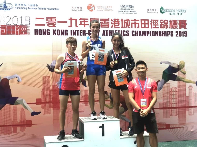 向嘉莉(中)在女子跳遠奪金。田徑協會/提供。