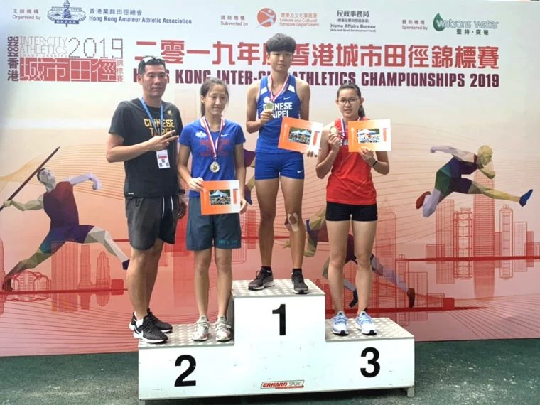 青女跳高張喬茵(右二)奪金,張嘉妤(右)得銅。田徑協會/提供。