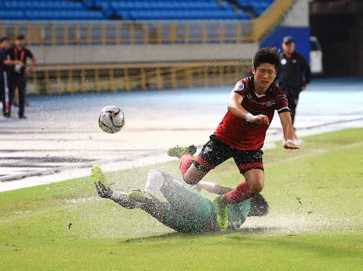 兩隊都在雨中積水大戰。航源提供