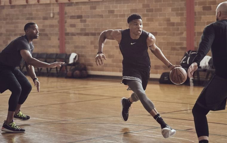 Giannis Antetokounmpo的簽名系列服飾產品線包含了短褲和襪子,以及運動套裝、背心和T恤。